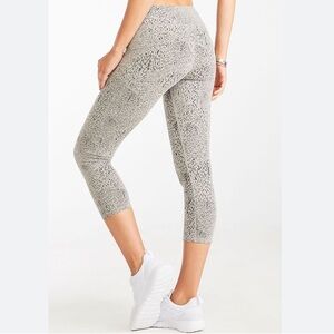 Women’s Fabletics burnout Capri pants leggings black heather gray constellation
